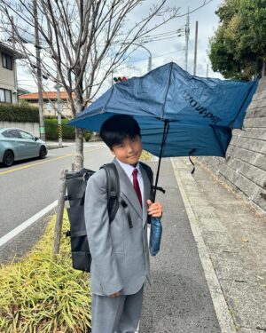Yoshito Okubo Instagram - はじめてのおつかいにも出た橙利（三男）が中学生に！！

おめでとう㊗️
これからもどんどん成長してね。

これ傘大丈夫そ？笑
3枚目も席1人だけ、はみ出てるけど大丈夫そ？笑

まー頑張れ👍

#橙利
#三男
#yoshito13