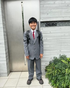 Yoshito Okubo Instagram - はじめてのおつかいにも出た橙利（三男）が中学生に！！

おめでとう㊗️
これからもどんどん成長してね。

これ傘大丈夫そ？笑
3枚目も席1人だけ、はみ出てるけど大丈夫そ？笑

まー頑張れ👍

#橙利
#三男
#yoshito13