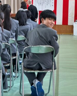 Yoshito Okubo Instagram - はじめてのおつかいにも出た橙利（三男）が中学生に！！

おめでとう㊗️
これからもどんどん成長してね。

これ傘大丈夫そ？笑
3枚目も席1人だけ、はみ出てるけど大丈夫そ？笑

まー頑張れ👍

#橙利
#三男
#yoshito13