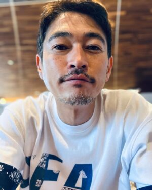 Yosuke Kubozuka Instagram - 45歳になりました☻
この魂山の中腹までは来たかな〜？
なんとなく平和w  まだまだかー…

1979年／昭和54年
5月7日(月)14:12 横須賀生まれ。

私立　岩戸幼稚園
横須賀市立　大矢部小学校
横須賀市立　大矢部中学校
神奈川県立　横須賀高校
_卒業(詐称ナシ)
※大学は行っておりません。(青学_夜間受けましたが、
箸にも棒にも引っ掛からずでした。笑)

1995年　15歳_役者デビュー
2002年　23歳_日本アカデミー賞／
最優秀主演男優賞受賞(史上最年少記録)
2003年　24歳_長男／愛流授かる
2004年　25歳_自宅マンションから転落
2005年　25歳_Reggae DeeJay"卍LINE"デビュー
2017年　37歳_「Silence~沈黙~」ハリウッドデビュー
2017年　38歳_長女／あまと授かる
2024年　45歳_役者として公開作(映画)4本待機。撮影待機作としては国内配信系＆海外作品含め数本。
傍ら、無農薬日本酒"福霧"のアンバサダー。ゴルフアパレルブランド"8G SHOOT"のプロデュース。気ままな陶芸個展。ライフワークの"今よく☻ファミリー"などなど、好きなことをルーツに活動中。
↑
イマココ

来年2025年は芸能生活30周年となります。
(パーティーやります)

…だいぶ端折りましたが、紆余曲折の果てに、
「ピンチはチャンス／すべては良くなるために」を合言葉に、
コロナ騒動からはa.k.a.窪塚腸介としてもフレキシブルな腸活に勤しみ、すべての地球人を腸男,腸女"One&Only"の腸内会メンバーと捉え、腸脳力を発揮しながら、感謝して進む荒れたアスファルト！という感じで"今この瞬間"を、日本を拠点に無理なく自然と寄り添って生きてございます。

一見すると、まだまだ悪天候,悪循環が発生するような社会と認識しておりますが、周知の仲間はもちろん、まだ見ぬ仲間の皆様とも越える大峠と思って、
日々ワクワクドキムネで楽しんで精進しておりますので、一緒に元気出して生き活きしましょう。

氣が通う方々はもちろん、
初見の方々もご縁と思ってご贔屓に、
なんとなく平和でも自分を信じ抜いて、
宜しくご指導ご鞭撻、ご声援、拍手喝采のほどお願い致します。

最後に、産んでくれた母と父に、
心の底から「ありがとう」を伝えます。

I Love You So Much.
窪塚洋介