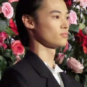 Yosuke Kubozuka Instagram - 愛流、初主演映画「ハピネス」
公開おめでとう💐

先日の記念舞台挨拶の為に、
お前が皆さんに用意したサプライズの手紙のお返しにと、
愛のある方々からお願いされた"手紙"だよ✉️