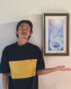 Yosuke Kubozuka Instagram - ずっと自宅に飾りたかった
草場一壽さんの陶彩画、
「時は今」が、
昨日のお釈迦さまの誕生日に納まり、
明けて今日、宝娘の入学式🌸

生憎の雨だが、
ものは考えよう。
「浄めの雨」、「恵みの雨」、「慈雨」と思えばまた一興☻

今日も新たな時代の希望に満ちて✨