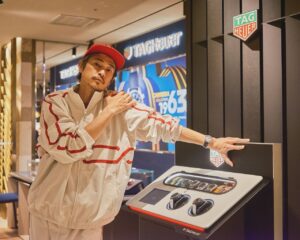 Yosuke Kubozuka Instagram - @TAGHeuer
伊勢丹新宿店
3月23日(土) から売り場面積拡大＆
装い新たにリニューアルオープン✨

F1ドライバーみたいなカッコしてったら、🏎️のビジュアル飾ってあってシンクロニシティでした。笑

明るいウッド素材と直線的な黒のスティール素材がブランドの世界観と融合しててカッコいい雰囲気だった👍

　#TAGHeuer
　#タグホイヤー
　#PR