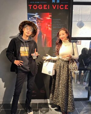 Yosuke Kubozuka Instagram - 昨日の陶展初日は関係者が驚くほどの熱気で、
"大盛況"な最高の幕開けになりました🎊
ご来場頂いた皆さん、
本当にありがとうございます😁
作品は先着販売で1/3くらいがすでに売約済みになりました。
12日までやってますので、お時間見つけて是非ご来場ください。

俺はあと1日くらいは行けるかなあ…