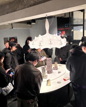 Yosuke Kubozuka Instagram - 昨日の陶展初日は関係者が驚くほどの熱気で、
"大盛況"な最高の幕開けになりました🎊
ご来場頂いた皆さん、
本当にありがとうございます😁
作品は先着販売で1/3くらいがすでに売約済みになりました。
12日までやってますので、お時間見つけて是非ご来場ください。

俺はあと1日くらいは行けるかなあ…