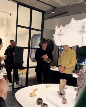 Yosuke Kubozuka Instagram - 昨日の陶展初日は関係者が驚くほどの熱気で、
"大盛況"な最高の幕開けになりました🎊
ご来場頂いた皆さん、
本当にありがとうございます😁
作品は先着販売で1/3くらいがすでに売約済みになりました。
12日までやってますので、お時間見つけて是非ご来場ください。

俺はあと1日くらいは行けるかなあ…