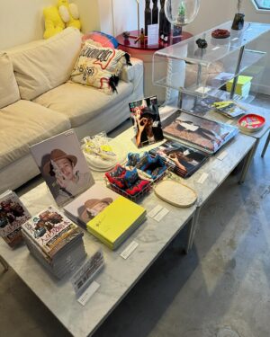 Yosuke Kubozuka Instagram - 昨日の陶展初日は関係者が驚くほどの熱気で、
"大盛況"な最高の幕開けになりました🎊
ご来場頂いた皆さん、
本当にありがとうございます😁
作品は先着販売で1/3くらいがすでに売約済みになりました。
12日までやってますので、お時間見つけて是非ご来場ください。

俺はあと1日くらいは行けるかなあ…