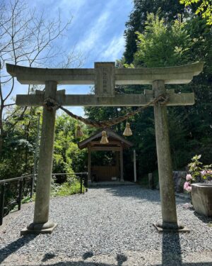 Yosuke Kubozuka Instagram - やっと辿り着けた神域⛩️

〜サムハラ神社〜奥宮と元宮

裸足で登って参拝したら
境内に薄汚れた布の袋が落ちてて、
「おーお宝入って来そう〜」
て言ってた直後に小さなクリアケースに入った神代文字のお札のようなものが小さな小屋に置いてあって、
それが袋にドンピシャのサイズだったので入れたら。
『持ってゆけ』て感じで閃きがあって、
神様からお札頂けた感じだったのよねʕ•̫͡•ʔ✨