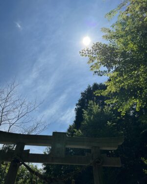 Yosuke Kubozuka Instagram - やっと辿り着けた神域⛩️

〜サムハラ神社〜奥宮と元宮

裸足で登って参拝したら
境内に薄汚れた布の袋が落ちてて、
「おーお宝入って来そう〜」
て言ってた直後に小さなクリアケースに入った神代文字のお札のようなものが小さな小屋に置いてあって、
それが袋にドンピシャのサイズだったので入れたら。
『持ってゆけ』て感じで閃きがあって、
神様からお札頂けた感じだったのよねʕ•̫͡•ʔ✨