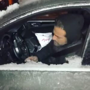 Youssef El Khal Instagram - مدير مدير مدير مدراء الإنتاج بعدها عينو ع ال perfume و بيهمّه سلامتي بس لأنني "مرَوكَر".. و لأ مش خايف من الثلجات..خايف منَّك و عليك😂.. روح عيش بهالنعمة😉
‏@mohammadsammak1