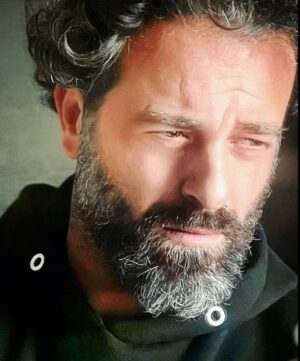 Youssef El Khal Instagram - أنا و الموت
شِعر و حياة..
مِحميِّةِ السما
بالأرواح محميِّة..
و الأرضْ بِنت الكون
شِعر و خَلْطِة سِحِر
لِغزها بتجربة أَجساد
بتهَرهِر تراب حَدّ الرَمل..
الدني بطَّلِت دهشة!
يِمكن لَهيك،
الموت فيها كِتِر
و أخذ معو الدهشة. 
‏⁦‪#y_y_k