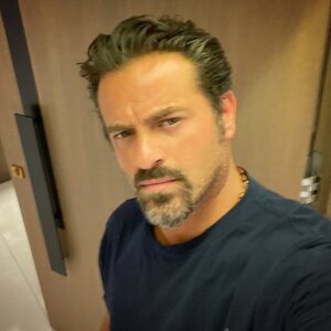Youssef El Khal Instagram - و لك آآآه يا ريتني ما كنت لا الناطور و لا كنت عنقود العنب. ‪#y_y_k‬⁩