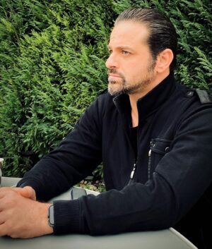 Youssef El Khal Instagram - نبحثُ عن ذاتنا في ذاتنا و ما أن نراك نرانا في ذاتك، أنت الإله... أميرُ السلام .. و أولُ الكلام و الكلمة.. 🎄 ‏⁦‪#y_y_k‬ #شهر_الميلاد