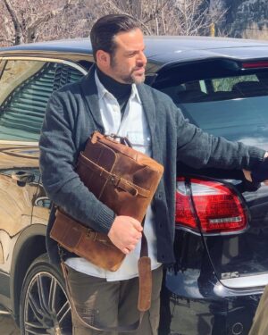 Youssef El Khal Instagram - ضُبّ كلاكيشك، إرحل
فمهمتك فقط، أن تأتِ و ترحل..
‏‪#y_y_k‬⁩