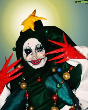 Yovska Instagram - 🎄Seasons Greetings🎄Did you remember to decorate your Christmas Tree yet? 🤤🎄😏 
.
.
#christmas #holidays #art #drag #tree #dragmonster #dragula #fashion #altdrag #design #christmastree #dragcreature #photography #festive #canadiandrag #torontodrag #canadianartist #torontoartist