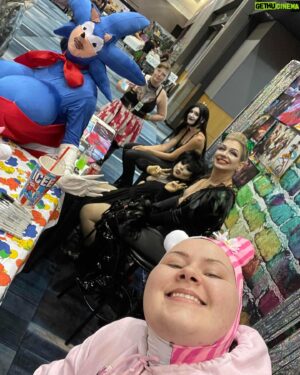 Yovska Instagram - 🥸 Which one is the real sonic?? 💙
.
Had such an amazing time this weekend at @londoncomiccon thank you so much for having me. Huge thanks to @lunar_mabias for all their help this weekend as well as Richard . And It was fun hanging with @panico_oo @litavonsleaze @lillithnox and @baby.butcher 
.
#sonic #drag #altdrag #cosplay #londoncomiccon #runningupthathill #canadiandrag #canadianartist #heels #sega #cursedcosplay #art #convention #costume