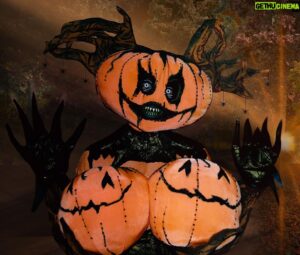 Yovska Instagram - 🎃🤭 The Things You Find Wondering The Forest 🎃🤭
.
🥰 Neck Corset and corset by @zombi3lee 
.
#art #horror #drag #halloween #pumpkins #whimsical #fashion #costume #dragcreature #dragmonster #altdrag #clubkid #mask #design #canadianartist #torontoartist #canadiandrag #fantasy