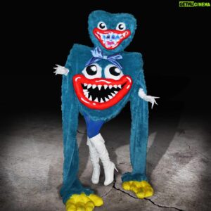 Yovska Instagram - 🎁 Creeping through the shadows, the Huggy Wuggy nightmare comes to life 🐻💀
.
My Huggy Wuggy cosplay I performed in for the twitchcon Drag Showcase in Las Vegas this year!!
#art #drag #huggywuggy #projectplaytime #poppyplaytime #costume #altdrag #dragplushie #dragracecanada #horror #roblox #weirdcore #whimsical