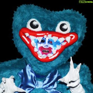 Yovska Instagram - 🎁 Creeping through the shadows, the Huggy Wuggy nightmare comes to life 🐻💀
.
My Huggy Wuggy cosplay I performed in for the twitchcon Drag Showcase in Las Vegas this year!!
#art #drag #huggywuggy #projectplaytime #poppyplaytime #costume #altdrag #dragplushie #dragracecanada #horror #roblox #weirdcore #whimsical