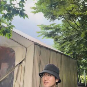 Yozoh Instagram - 신청한 사람이 백명이 넘었다는데, 인디문학1호점 윤태원은 어떤 기준으로 이 열 명의 사람을 뽑았을까. 그는 선발기준이 분명 있었으나 밝힐 수 없다고 했다. 나는 그 기준이 혹시 쭈뼛거림 아닐까 짐작해본다... 첫날 다 모이자마자 기념 단체사진을 찍는데 찍는 사람도 찍히는 사람도 어찌나 소심하던지 찍는 사람은 ‘자 이제 됐습니다‘ 라는 말을 도저히 하지 못해서 계속해서 사진을 찍었고 찍히는 사람들은 찍는 사람이 당최 촬영을 멈추지 않는데도 그저 묵묵히 포즈를 취했다. 하필 반 무릎 포즈를 취한 나는 마침내 무릎에 경련이 왔다...(그게 문제의 첫번째 사진)

그치만 그 쭈뼛거림을 계속해서 무릅쓰면서 우리는 글도 쓰고 밥도 해먹고 마피아 게임도 하고 그랬다. 옛날엔 안그랬는데 오랜만에 다시해보니, 이거 사람을 되게 겸허하게 하는 게임이었다. 시민으로써 나의 의심들이 무참히 좌절될 때마다 나는 게임임에도 불구하고 작은 충격을 받았다. 나의 선택, 나의 믿음... 이렇게 암 것도 아닌거야....? 이렇게 계속 틀리는거야...? 내가 보는 세상이란 대체 뭐였던거야...?

다음날 녹차와 수박을 먹고 ‘또’ 기념사진을 찍었다. 다들 한결 편안해보이는 모습... 하루만에 가까워진 사람들을 보는게 진짜 뿌듯하고 행복했다. ‘요조’의 독서캠프였기에, 모든게 다 내가 해낸 일 같았던 것이다....
나 역시 동경하는 누군가를 실제로 보고선 실망한 적이 많았기에, 여기 모인 사람들이 나를 보고 ‘생각했던 것과 다르네.. ’ 하며 실망하진 않을까 걱정이 컸었다. 걱정한다고 실망을 안하게 되는 것도 아닐텐데. 알면서도 그렇게 된다. 집에 돌아오니 그 걱정의 긴장이 수루룻 풀리면서 12시간을 내리 잤다. 그러나 윤태원이 만들어준 귀한 현수막 챙겨와 세탁하는건 잊지 않았구, 다음에 혹시 요조의 독서캠프 또 하게 된다면 내가 이거 잘 챙겨갈거야...

나는 책 속에 몇 명의 친구가 있다.
’음악에 부침‘이라는 박연준 시인의 시는 내 친구 중 하나로, 그 시 덕분에 <실패를 사랑하는 직업>이라는 제목의 책이 만들어졌다.
하루키의 <1Q84>속 덴고에게는 실제로 매일 편지를 썼었다.(일기장에)
권여선 소설가의 <사슴벌레식 문답>속 사슴벌레는 고스란히 내 팔의 타투가 되었다.
그 중에서도 가장 지긋지긋하게 오래된 친구는 단연 <인간실격>의 요조이다. 그가 너무 좋아 내 예명으로 사용하다가 그가 너무 싫어져 신문 칼럼에 당신이 너무 싫다는 글을 쓰기도 했다. 그러다 지금은 ... 미운정이 들어버렸다. 캠프에 오신 분들에게 내 책 속 친구들 중 요조를 간단히 소개했다. 다른 이들의 책 속 친구도 언젠가 소개받고 싶다. 우리 이제 맞팔이니까.. 언제든 소개시켜주세요.

박상수 시인은 ‘우린 너무 아름다워서 꼭 껴안고 살아가야 해’라는 문장을 남겼다. 그걸 잠깐 까먹었다가 마지막 사진을 보면서 다시 생각났다. 
정말 고마워요 모두. 우린 너무 아름다우니까 꼭 껴안은채 잘 지내다 또 만나요.

#문화도시영월