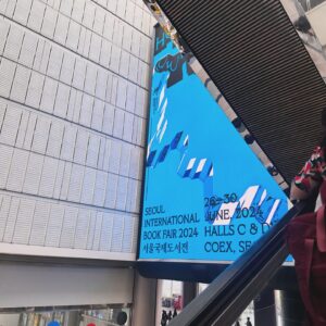 Yozoh Instagram - 예전부터 내가 두려워하는 공간 3대장이 있다. 1 용산전자상가 2 동대문쇼핑센터 3 코엑스 ... 1,2번은 안가면 그만인데 3번은 일하다보면 가야할 때가 생기고 그때마다 얼마나 긴장하는지 모른다.
방향감각이 젬병까지는 아닌거같은데 코엑스에만 가면 길을 잃어버리곤 하기 때문에 이번에도 안내데스크에 가서 가는 길을 물어본 뒤 찾아감...
다행히 사인회에 5명보다 많은 분들이 찾아와주셨고, 앤드루 포터 작가님과 정영수 작가님 실물영접, 김원영 작가님 사진 영접해서 일년치 보람 할당량 채웠다.