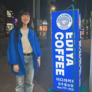 Yozoh Instagram - 내 자켓색 = 이디야 간판색 = 플라스틱 의자색