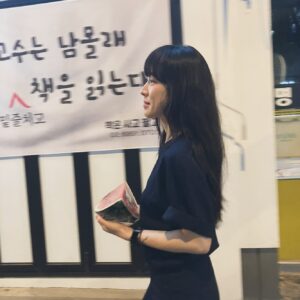 Yozoh Instagram - 🍉
귀가길에 수박 사와 소분하는 것두 은근 귀찮은 일이다. 
일단 들고 오는 일부터 무겁고 귀찮음. 소분하고 껍질 처리하는 것도 그렇고.
칼로 깍둑썰기 할 때도 있지만 나는 이제 걍 수저로 터프하게 퍼서 소분한다. 찌꺼기는 싹싹 긁어 모아 갈아내 쥬스로 만든다. 

모름지기 귀찮은 일의 장점은 그럼에도 하고 났을 때의 쾌감이 크다는 점이다. 나는 언젠가부턴 그 쾌감만을 위해 귀찮은 일에 임하는 것 같다. 나중에 더 쾌감을 느끼려고 그다지 귀찮지 않은 일두 일부러 오버해서 귀찮다고 투덜대기도 하고....(변태같)

암튼 그런점에서 수박을 사와 한바탕 정리해서 먹고 있으면,
마냥 맛있어서 먹는게 아니고 먼가 늘 어떤 보람과 같이 먹는 느낌이 든다.