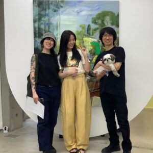 Yozoh Instagram - 예스터데이-
1 수진씨 @myrainbowbreath 개인전 다녀왔다. 아기자기하고 동화같은 수진씨의 그림은 이번엔 좀 차분하면서도 스산한 기운이 어렸고, 언제나 좋아했지만 이번 그림들 특히 너무 좋았다......
2 사랑에 빠진 나
3 제일 좋았던 그림 
4 얼마전 수진 능룡의 새식구가 된 하루씨
5 하루씨의 특징 : 카메라를 무서워하지 않음, 의젓함
6 하루씨 보호자 @neungryong_lee 특징 : 하루씨를 안을 때에도 기타치는 포즈임
7 사랑에 빠진 나2
8 단체사진
9 뒷풀이에 함께하고 싶었지만 부모님이 집에 와서 넷플릭스 성인 인증을 해달라고 하셔서 먼저 나왔다. 이 얘기를 했더니 능룡형이 말했다 “근데 요조형 그런거 잘 못하잖아”
10 삽질을 좀 하긴 했지만 성인인증 성공했구 아버지가 그것을 자축하자고 해서 골때녀를 보면서 같이 캔맥주를 두 캔씩 마셨다. 여담이지만 나에게도 골때녀 출연제의가 온 적이 있었다. 이 얘기를 했더니 아버지가 말했다. “근데 딸 그런거 잘 못하잖아”

  이이언형 본 것두 너무 방가왔다 다음에는 길게 봐요... @eaeon