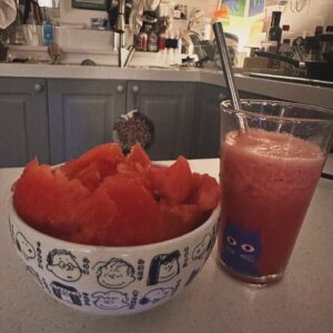 Yozoh Instagram - 🍉
귀가길에 수박 사와 소분하는 것두 은근 귀찮은 일이다. 
일단 들고 오는 일부터 무겁고 귀찮음. 소분하고 껍질 처리하는 것도 그렇고.
칼로 깍둑썰기 할 때도 있지만 나는 이제 걍 수저로 터프하게 퍼서 소분한다. 찌꺼기는 싹싹 긁어 모아 갈아내 쥬스로 만든다. 

모름지기 귀찮은 일의 장점은 그럼에도 하고 났을 때의 쾌감이 크다는 점이다. 나는 언젠가부턴 그 쾌감만을 위해 귀찮은 일에 임하는 것 같다. 나중에 더 쾌감을 느끼려고 그다지 귀찮지 않은 일두 일부러 오버해서 귀찮다고 투덜대기도 하고....(변태같)

암튼 그런점에서 수박을 사와 한바탕 정리해서 먹고 있으면,
마냥 맛있어서 먹는게 아니고 먼가 늘 어떤 보람과 같이 먹는 느낌이 든다.