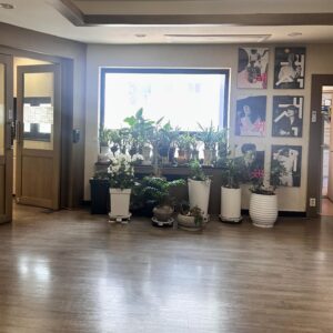 Yozoh Instagram - 예스터데이-
1,2 어제는 미리 신청해둔 대한출판문화협회에서 주최한 강연 두 개를 들었다. 오래된 역사를 품은 건물이 무척 근사했다
3 첫번째 강연 제목.......... 왤케 슬퍼
4 박대리님(지금은 과장님이시라고) 진짜 일타강사 같았음 @parkdaerii 
5 선물포장된 볼라드!
6 취해서 이름 잘못 쓰고 여러사람에게 타박받고 있는 동료 작가 편모씨 @mangmangdy