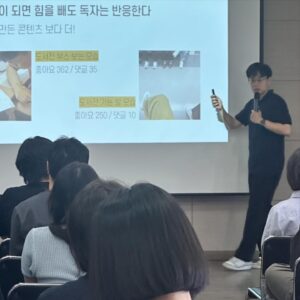 Yozoh Instagram - 예스터데이-
1,2 어제는 미리 신청해둔 대한출판문화협회에서 주최한 강연 두 개를 들었다. 오래된 역사를 품은 건물이 무척 근사했다
3 첫번째 강연 제목.......... 왤케 슬퍼
4 박대리님(지금은 과장님이시라고) 진짜 일타강사 같았음 @parkdaerii 
5 선물포장된 볼라드!
6 취해서 이름 잘못 쓰고 여러사람에게 타박받고 있는 동료 작가 편모씨 @mangmangdy