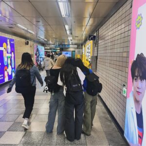 Yozoh Instagram - 토스와 미팅하느라 테헤란로에 다녀왔다. 굳이 다녀올 것까지는 없었던 것 같기도 한데, 그냥 회사를 구경하고 싶어서 갔다! 
퇴근시간의 지하철 속 사람들은 무서울만큼 야멸차고 공격적이었지만 그 사이에서도 귀여운 것들이 있었다.