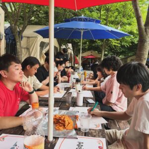 Yozoh Instagram - 신청한 사람이 백명이 넘었다는데, 인디문학1호점 윤태원은 어떤 기준으로 이 열 명의 사람을 뽑았을까. 그는 선발기준이 분명 있었으나 밝힐 수 없다고 했다. 나는 그 기준이 혹시 쭈뼛거림 아닐까 짐작해본다... 첫날 다 모이자마자 기념 단체사진을 찍는데 찍는 사람도 찍히는 사람도 어찌나 소심하던지 찍는 사람은 ‘자 이제 됐습니다‘ 라는 말을 도저히 하지 못해서 계속해서 사진을 찍었고 찍히는 사람들은 찍는 사람이 당최 촬영을 멈추지 않는데도 그저 묵묵히 포즈를 취했다. 하필 반 무릎 포즈를 취한 나는 마침내 무릎에 경련이 왔다...(그게 문제의 첫번째 사진)

그치만 그 쭈뼛거림을 계속해서 무릅쓰면서 우리는 글도 쓰고 밥도 해먹고 마피아 게임도 하고 그랬다. 옛날엔 안그랬는데 오랜만에 다시해보니, 이거 사람을 되게 겸허하게 하는 게임이었다. 시민으로써 나의 의심들이 무참히 좌절될 때마다 나는 게임임에도 불구하고 작은 충격을 받았다. 나의 선택, 나의 믿음... 이렇게 암 것도 아닌거야....? 이렇게 계속 틀리는거야...? 내가 보는 세상이란 대체 뭐였던거야...?

다음날 녹차와 수박을 먹고 ‘또’ 기념사진을 찍었다. 다들 한결 편안해보이는 모습... 하루만에 가까워진 사람들을 보는게 진짜 뿌듯하고 행복했다. ‘요조’의 독서캠프였기에, 모든게 다 내가 해낸 일 같았던 것이다....
나 역시 동경하는 누군가를 실제로 보고선 실망한 적이 많았기에, 여기 모인 사람들이 나를 보고 ‘생각했던 것과 다르네.. ’ 하며 실망하진 않을까 걱정이 컸었다. 걱정한다고 실망을 안하게 되는 것도 아닐텐데. 알면서도 그렇게 된다. 집에 돌아오니 그 걱정의 긴장이 수루룻 풀리면서 12시간을 내리 잤다. 그러나 윤태원이 만들어준 귀한 현수막 챙겨와 세탁하는건 잊지 않았구, 다음에 혹시 요조의 독서캠프 또 하게 된다면 내가 이거 잘 챙겨갈거야...

나는 책 속에 몇 명의 친구가 있다.
’음악에 부침‘이라는 박연준 시인의 시는 내 친구 중 하나로, 그 시 덕분에 <실패를 사랑하는 직업>이라는 제목의 책이 만들어졌다.
하루키의 <1Q84>속 덴고에게는 실제로 매일 편지를 썼었다.(일기장에)
권여선 소설가의 <사슴벌레식 문답>속 사슴벌레는 고스란히 내 팔의 타투가 되었다.
그 중에서도 가장 지긋지긋하게 오래된 친구는 단연 <인간실격>의 요조이다. 그가 너무 좋아 내 예명으로 사용하다가 그가 너무 싫어져 신문 칼럼에 당신이 너무 싫다는 글을 쓰기도 했다. 그러다 지금은 ... 미운정이 들어버렸다. 캠프에 오신 분들에게 내 책 속 친구들 중 요조를 간단히 소개했다. 다른 이들의 책 속 친구도 언젠가 소개받고 싶다. 우리 이제 맞팔이니까.. 언제든 소개시켜주세요.

박상수 시인은 ‘우린 너무 아름다워서 꼭 껴안고 살아가야 해’라는 문장을 남겼다. 그걸 잠깐 까먹었다가 마지막 사진을 보면서 다시 생각났다. 
정말 고마워요 모두. 우린 너무 아름다우니까 꼭 껴안은채 잘 지내다 또 만나요.

#문화도시영월