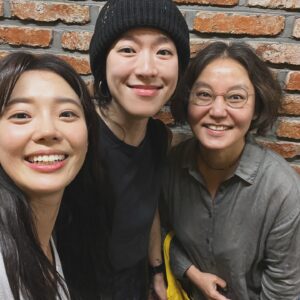 Yozoh Instagram - 원래는 지금 청도에 있었어야 했다. 근데 중국 가려면 비자가 필요하다는 사실을 너무 늦게 아는 바람에 오래전에 준비한 생일 여행은 취소되었다. 그러나 나는 자그마치 MBTI 테스트에서 P가 100퍼센트 나오는 사람으로, 스트레스는 전혀 없고 오히려 더 즐거운 생일 주간을 만끽하고 있다. 오늘은 혜자씨가 연극을 보여줬다. 근처에 새로 오픈한 두부집이 있는데 동네 벗 목정원이 맛이 좋다는 평을 해주어 거기서 서리태콩물을 선물로 사갔다. 근사한 꽃다발이 난무한 격조있는 공연장에 서리태콩물을 들고 서있자니 다소 부끄러웠음...
세미씨의 아름다운 열연을 볼 수 있어 좋았다. 막판에 혜자씨도 나도 눈물이 팍 터져서 짧고 굵게 울었다. 연극이 끝나고 혜자씨가 어깨동무를 해주었다.
한편 오늘은 책방무사 멤버십 멤버 오미라씨가 만든 줌사랑방이 열리는 날이기도 했다. 자신있게 청도에서 접속하겠다고 큰소리를 쳐놓고 ‘저 지금 서울입니다..’ 하고 쭈굴거리며 입장함 
괜차나 괜차나 띵링링랭링