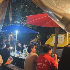 Yozoh Instagram - 신청한 사람이 백명이 넘었다는데, 인디문학1호점 윤태원은 어떤 기준으로 이 열 명의 사람을 뽑았을까. 그는 선발기준이 분명 있었으나 밝힐 수 없다고 했다. 나는 그 기준이 혹시 쭈뼛거림 아닐까 짐작해본다... 첫날 다 모이자마자 기념 단체사진을 찍는데 찍는 사람도 찍히는 사람도 어찌나 소심하던지 찍는 사람은 ‘자 이제 됐습니다‘ 라는 말을 도저히 하지 못해서 계속해서 사진을 찍었고 찍히는 사람들은 찍는 사람이 당최 촬영을 멈추지 않는데도 그저 묵묵히 포즈를 취했다. 하필 반 무릎 포즈를 취한 나는 마침내 무릎에 경련이 왔다...(그게 문제의 첫번째 사진)

그치만 그 쭈뼛거림을 계속해서 무릅쓰면서 우리는 글도 쓰고 밥도 해먹고 마피아 게임도 하고 그랬다. 옛날엔 안그랬는데 오랜만에 다시해보니, 이거 사람을 되게 겸허하게 하는 게임이었다. 시민으로써 나의 의심들이 무참히 좌절될 때마다 나는 게임임에도 불구하고 작은 충격을 받았다. 나의 선택, 나의 믿음... 이렇게 암 것도 아닌거야....? 이렇게 계속 틀리는거야...? 내가 보는 세상이란 대체 뭐였던거야...?

다음날 녹차와 수박을 먹고 ‘또’ 기념사진을 찍었다. 다들 한결 편안해보이는 모습... 하루만에 가까워진 사람들을 보는게 진짜 뿌듯하고 행복했다. ‘요조’의 독서캠프였기에, 모든게 다 내가 해낸 일 같았던 것이다....
나 역시 동경하는 누군가를 실제로 보고선 실망한 적이 많았기에, 여기 모인 사람들이 나를 보고 ‘생각했던 것과 다르네.. ’ 하며 실망하진 않을까 걱정이 컸었다. 걱정한다고 실망을 안하게 되는 것도 아닐텐데. 알면서도 그렇게 된다. 집에 돌아오니 그 걱정의 긴장이 수루룻 풀리면서 12시간을 내리 잤다. 그러나 윤태원이 만들어준 귀한 현수막 챙겨와 세탁하는건 잊지 않았구, 다음에 혹시 요조의 독서캠프 또 하게 된다면 내가 이거 잘 챙겨갈거야...

나는 책 속에 몇 명의 친구가 있다.
’음악에 부침‘이라는 박연준 시인의 시는 내 친구 중 하나로, 그 시 덕분에 <실패를 사랑하는 직업>이라는 제목의 책이 만들어졌다.
하루키의 <1Q84>속 덴고에게는 실제로 매일 편지를 썼었다.(일기장에)
권여선 소설가의 <사슴벌레식 문답>속 사슴벌레는 고스란히 내 팔의 타투가 되었다.
그 중에서도 가장 지긋지긋하게 오래된 친구는 단연 <인간실격>의 요조이다. 그가 너무 좋아 내 예명으로 사용하다가 그가 너무 싫어져 신문 칼럼에 당신이 너무 싫다는 글을 쓰기도 했다. 그러다 지금은 ... 미운정이 들어버렸다. 캠프에 오신 분들에게 내 책 속 친구들 중 요조를 간단히 소개했다. 다른 이들의 책 속 친구도 언젠가 소개받고 싶다. 우리 이제 맞팔이니까.. 언제든 소개시켜주세요.

박상수 시인은 ‘우린 너무 아름다워서 꼭 껴안고 살아가야 해’라는 문장을 남겼다. 그걸 잠깐 까먹었다가 마지막 사진을 보면서 다시 생각났다. 
정말 고마워요 모두. 우린 너무 아름다우니까 꼭 껴안은채 잘 지내다 또 만나요.

#문화도시영월
