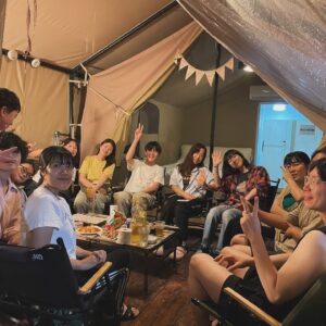 Yozoh Instagram - 신청한 사람이 백명이 넘었다는데, 인디문학1호점 윤태원은 어떤 기준으로 이 열 명의 사람을 뽑았을까. 그는 선발기준이 분명 있었으나 밝힐 수 없다고 했다. 나는 그 기준이 혹시 쭈뼛거림 아닐까 짐작해본다... 첫날 다 모이자마자 기념 단체사진을 찍는데 찍는 사람도 찍히는 사람도 어찌나 소심하던지 찍는 사람은 ‘자 이제 됐습니다‘ 라는 말을 도저히 하지 못해서 계속해서 사진을 찍었고 찍히는 사람들은 찍는 사람이 당최 촬영을 멈추지 않는데도 그저 묵묵히 포즈를 취했다. 하필 반 무릎 포즈를 취한 나는 마침내 무릎에 경련이 왔다...(그게 문제의 첫번째 사진)

그치만 그 쭈뼛거림을 계속해서 무릅쓰면서 우리는 글도 쓰고 밥도 해먹고 마피아 게임도 하고 그랬다. 옛날엔 안그랬는데 오랜만에 다시해보니, 이거 사람을 되게 겸허하게 하는 게임이었다. 시민으로써 나의 의심들이 무참히 좌절될 때마다 나는 게임임에도 불구하고 작은 충격을 받았다. 나의 선택, 나의 믿음... 이렇게 암 것도 아닌거야....? 이렇게 계속 틀리는거야...? 내가 보는 세상이란 대체 뭐였던거야...?

다음날 녹차와 수박을 먹고 ‘또’ 기념사진을 찍었다. 다들 한결 편안해보이는 모습... 하루만에 가까워진 사람들을 보는게 진짜 뿌듯하고 행복했다. ‘요조’의 독서캠프였기에, 모든게 다 내가 해낸 일 같았던 것이다....
나 역시 동경하는 누군가를 실제로 보고선 실망한 적이 많았기에, 여기 모인 사람들이 나를 보고 ‘생각했던 것과 다르네.. ’ 하며 실망하진 않을까 걱정이 컸었다. 걱정한다고 실망을 안하게 되는 것도 아닐텐데. 알면서도 그렇게 된다. 집에 돌아오니 그 걱정의 긴장이 수루룻 풀리면서 12시간을 내리 잤다. 그러나 윤태원이 만들어준 귀한 현수막 챙겨와 세탁하는건 잊지 않았구, 다음에 혹시 요조의 독서캠프 또 하게 된다면 내가 이거 잘 챙겨갈거야...

나는 책 속에 몇 명의 친구가 있다.
’음악에 부침‘이라는 박연준 시인의 시는 내 친구 중 하나로, 그 시 덕분에 <실패를 사랑하는 직업>이라는 제목의 책이 만들어졌다.
하루키의 <1Q84>속 덴고에게는 실제로 매일 편지를 썼었다.(일기장에)
권여선 소설가의 <사슴벌레식 문답>속 사슴벌레는 고스란히 내 팔의 타투가 되었다.
그 중에서도 가장 지긋지긋하게 오래된 친구는 단연 <인간실격>의 요조이다. 그가 너무 좋아 내 예명으로 사용하다가 그가 너무 싫어져 신문 칼럼에 당신이 너무 싫다는 글을 쓰기도 했다. 그러다 지금은 ... 미운정이 들어버렸다. 캠프에 오신 분들에게 내 책 속 친구들 중 요조를 간단히 소개했다. 다른 이들의 책 속 친구도 언젠가 소개받고 싶다. 우리 이제 맞팔이니까.. 언제든 소개시켜주세요.

박상수 시인은 ‘우린 너무 아름다워서 꼭 껴안고 살아가야 해’라는 문장을 남겼다. 그걸 잠깐 까먹었다가 마지막 사진을 보면서 다시 생각났다. 
정말 고마워요 모두. 우린 너무 아름다우니까 꼭 껴안은채 잘 지내다 또 만나요.

#문화도시영월