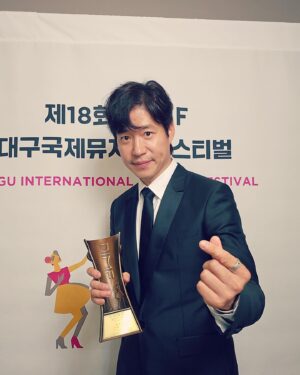Yu Jun-sang Instagram - 함께했던 친구들과 참 좋았던 시간^^
아련하게 스며들다 사라지는 시간속에서~

#고맙습니다  #대구국제뮤지컬페스티벌 
#yujunsang  #18thdimf #daeguinternationalmusicalfestival