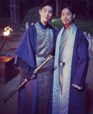 Yu Jun-sang Instagram - 가모탁과 나적봉
박당구와 박진 으로
함께했던 시간들.
고맙다 인수야~

#나적봉 #박당구 #유인수
#환혼 #환혼빛과그림자 
#경이로운소문2_카운터펀치 
#yujunsang #인연#아빠^^