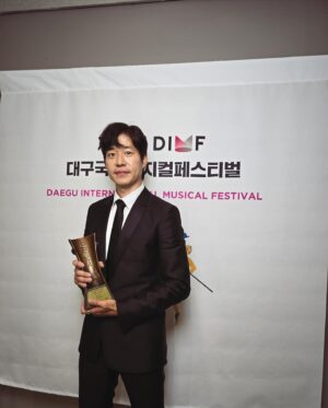 Yu Jun-sang Instagram - 함께했던 친구들과 참 좋았던 시간^^
아련하게 스며들다 사라지는 시간속에서~

#고맙습니다  #대구국제뮤지컬페스티벌 
#yujunsang  #18thdimf #daeguinternationalmusicalfestival