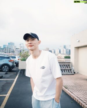 Yu-Tung Lin Instagram - ⁡
學長 @_shih.chengxuan 要辦生日音樂會啦！
請大家多多支持～～
雖然在服兵役不能聽到學長唱歌
但還是超期待的啦😆
感謝學長的T-shirt~
⁡
