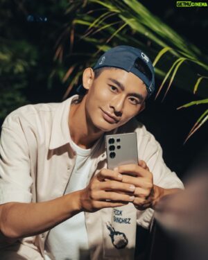 Yu-Tung Lin Instagram - ⁡
平常比較少在夜晚上山，今天突然新血來潮決定來個夜間運動！走進夜晚的大自然中，難得有機會可以感受山裡寂靜的美～ 健行過程中，身爲好奇寶寶的我，偶爾停下腳步，看看晚上的毛毛蟲都在幹嘛啊，或是蜘蛛網上色彩繽紛的蜘蛛，特別是！觀察到一些特別的植物，我一定會用手機記錄下來（和愷分享🤩）。
 
這次帶上 Samsung Galaxy S24 Ultra ，你們一定要試試看遠距暗夜攝影，我這次在山上實測過，不論我在多黑的環境下，都能清晰的拍出我眼前的美景～除了美景當然也要在攻頂時拍張帥照😎超強的Galaxy AI 真的很厲害，即使在低光源的環境下拍照，拍出來的效果依然清楚亮！
 
Samsung Galaxy S24 Ultra 還有一項特別功能-生成式慢動作精彩鏡頭！拍攝完成的影片，可以直接在想要慢動作的段落，透過手指長按畫面，就能瞬間變成慢動作影像！是不是超方便！也可以使用內建編輯器，挑選喜愛的段落，自動生成完整的慢動作影像，真的超好玩！我玩到停不下來（在山上待了好久🤣）
 
最後分享我這次我最喜歡的功能，就是生成式相片編輯，只要長按相片中的物件，任意位移、縮放，會自動填補移除物件後的空白處，展開更多創作可能；或旋轉相片角度自動生成四周影像，給你最完整的美景！
⁡
Galaxy S24 Ultra 真的讓我太驚艷啦😆�而且現在Galaxy S23旗艦系列也有Galaxy AI功能了！
⁡
@samsungtaiwan 
#TeamGalaxy
#GalaxyS24Series
#一出手就搞定
