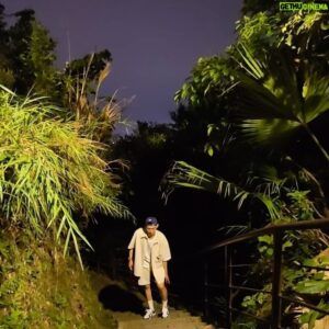Yu-Tung Lin Instagram - ⁡
平常比較少在夜晚上山，今天突然新血來潮決定來個夜間運動！走進夜晚的大自然中，難得有機會可以感受山裡寂靜的美～ 健行過程中，身爲好奇寶寶的我，偶爾停下腳步，看看晚上的毛毛蟲都在幹嘛啊，或是蜘蛛網上色彩繽紛的蜘蛛，特別是！觀察到一些特別的植物，我一定會用手機記錄下來（和愷分享🤩）。
 
這次帶上 Samsung Galaxy S24 Ultra ，你們一定要試試看遠距暗夜攝影，我這次在山上實測過，不論我在多黑的環境下，都能清晰的拍出我眼前的美景～除了美景當然也要在攻頂時拍張帥照😎超強的Galaxy AI 真的很厲害，即使在低光源的環境下拍照，拍出來的效果依然清楚亮！
 
Samsung Galaxy S24 Ultra 還有一項特別功能-生成式慢動作精彩鏡頭！拍攝完成的影片，可以直接在想要慢動作的段落，透過手指長按畫面，就能瞬間變成慢動作影像！是不是超方便！也可以使用內建編輯器，挑選喜愛的段落，自動生成完整的慢動作影像，真的超好玩！我玩到停不下來（在山上待了好久🤣）
 
最後分享我這次我最喜歡的功能，就是生成式相片編輯，只要長按相片中的物件，任意位移、縮放，會自動填補移除物件後的空白處，展開更多創作可能；或旋轉相片角度自動生成四周影像，給你最完整的美景！
⁡
Galaxy S24 Ultra 真的讓我太驚艷啦😆�而且現在Galaxy S23旗艦系列也有Galaxy AI功能了！
⁡
@samsungtaiwan 
#TeamGalaxy
#GalaxyS24Series
#一出手就搞定