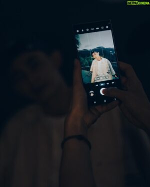 Yu-Tung Lin Instagram - ⁡
平常比較少在夜晚上山，今天突然新血來潮決定來個夜間運動！走進夜晚的大自然中，難得有機會可以感受山裡寂靜的美～ 健行過程中，身爲好奇寶寶的我，偶爾停下腳步，看看晚上的毛毛蟲都在幹嘛啊，或是蜘蛛網上色彩繽紛的蜘蛛，特別是！觀察到一些特別的植物，我一定會用手機記錄下來（和愷分享🤩）。
 
這次帶上 Samsung Galaxy S24 Ultra ，你們一定要試試看遠距暗夜攝影，我這次在山上實測過，不論我在多黑的環境下，都能清晰的拍出我眼前的美景～除了美景當然也要在攻頂時拍張帥照😎超強的Galaxy AI 真的很厲害，即使在低光源的環境下拍照，拍出來的效果依然清楚亮！
 
Samsung Galaxy S24 Ultra 還有一項特別功能-生成式慢動作精彩鏡頭！拍攝完成的影片，可以直接在想要慢動作的段落，透過手指長按畫面，就能瞬間變成慢動作影像！是不是超方便！也可以使用內建編輯器，挑選喜愛的段落，自動生成完整的慢動作影像，真的超好玩！我玩到停不下來（在山上待了好久🤣）
 
最後分享我這次我最喜歡的功能，就是生成式相片編輯，只要長按相片中的物件，任意位移、縮放，會自動填補移除物件後的空白處，展開更多創作可能；或旋轉相片角度自動生成四周影像，給你最完整的美景！
⁡
Galaxy S24 Ultra 真的讓我太驚艷啦😆�而且現在Galaxy S23旗艦系列也有Galaxy AI功能了！
⁡
@samsungtaiwan 
#TeamGalaxy
#GalaxyS24Series
#一出手就搞定