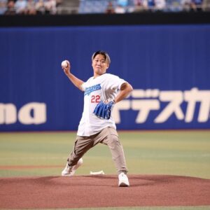 Yudai Ohno Instagram - 勝夏フェスティバル2023中日ドラゴンズvs横浜DeNA戦
国歌独唱＆始球式

とても貴重なご機会をありがとうございました✨

ピッチングは練習通りには行くはずもなく大緊張でしたが、
あの空間であの場所でとてもスリルのある想い出になりました✨

国歌独唱は人生2度目でしたが、
これだけ緊張することがあるのかと思うくらいのガチガチ度合いでしたが、
こちらも楽しく幸せな経験になりました✨
応援に来ていただいた6面のみんなに助けられまくりました😭

いつもありがとうございます😊

いつか僕たちDa-iCEとしても絶対にここに立ちたいと強く思いました。

そしてまたご機会、
いただけるよう、これからも精進して参ります😊‼️

素敵なピッチングをされた井戸田さんともお写真撮っていただきました✨

（写真提供:中日ドラゴンズ）

#勝夏フェスティバル2023 #大野雄大 #国歌独唱 #中日ドラゴンズ #da_ice #バンテリンドームナゴヤ #感謝感謝感謝 #井戸田さん