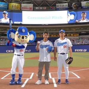 Yudai Ohno Instagram - 勝夏フェスティバル2023中日ドラゴンズvs横浜DeNA戦
国歌独唱＆始球式

とても貴重なご機会をありがとうございました✨

ピッチングは練習通りには行くはずもなく大緊張でしたが、
あの空間であの場所でとてもスリルのある想い出になりました✨

国歌独唱は人生2度目でしたが、
これだけ緊張することがあるのかと思うくらいのガチガチ度合いでしたが、
こちらも楽しく幸せな経験になりました✨
応援に来ていただいた6面のみんなに助けられまくりました😭

いつもありがとうございます😊

いつか僕たちDa-iCEとしても絶対にここに立ちたいと強く思いました。

そしてまたご機会、
いただけるよう、これからも精進して参ります😊‼️

素敵なピッチングをされた井戸田さんともお写真撮っていただきました✨

（写真提供:中日ドラゴンズ）

#勝夏フェスティバル2023 #大野雄大 #国歌独唱 #中日ドラゴンズ #da_ice #バンテリンドームナゴヤ #感謝感謝感謝 #井戸田さん