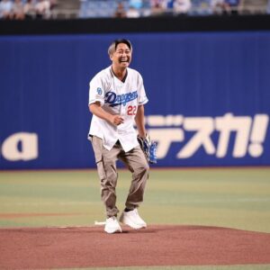Yudai Ohno Instagram - 勝夏フェスティバル2023中日ドラゴンズvs横浜DeNA戦
国歌独唱＆始球式

とても貴重なご機会をありがとうございました✨

ピッチングは練習通りには行くはずもなく大緊張でしたが、
あの空間であの場所でとてもスリルのある想い出になりました✨

国歌独唱は人生2度目でしたが、
これだけ緊張することがあるのかと思うくらいのガチガチ度合いでしたが、
こちらも楽しく幸せな経験になりました✨
応援に来ていただいた6面のみんなに助けられまくりました😭

いつもありがとうございます😊

いつか僕たちDa-iCEとしても絶対にここに立ちたいと強く思いました。

そしてまたご機会、
いただけるよう、これからも精進して参ります😊‼️

素敵なピッチングをされた井戸田さんともお写真撮っていただきました✨

（写真提供:中日ドラゴンズ）

#勝夏フェスティバル2023 #大野雄大 #国歌独唱 #中日ドラゴンズ #da_ice #バンテリンドームナゴヤ #感謝感謝感謝 #井戸田さん