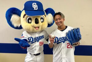 Yudai Ohno Instagram - 勝夏フェスティバル2023中日ドラゴンズvs横浜DeNA戦
国歌独唱＆始球式

とても貴重なご機会をありがとうございました✨

ピッチングは練習通りには行くはずもなく大緊張でしたが、
あの空間であの場所でとてもスリルのある想い出になりました✨

国歌独唱は人生2度目でしたが、
これだけ緊張することがあるのかと思うくらいのガチガチ度合いでしたが、
こちらも楽しく幸せな経験になりました✨
応援に来ていただいた6面のみんなに助けられまくりました😭

いつもありがとうございます😊

いつか僕たちDa-iCEとしても絶対にここに立ちたいと強く思いました。

そしてまたご機会、
いただけるよう、これからも精進して参ります😊‼️

素敵なピッチングをされた井戸田さんともお写真撮っていただきました✨

（写真提供:中日ドラゴンズ）

#勝夏フェスティバル2023 #大野雄大 #国歌独唱 #中日ドラゴンズ #da_ice #バンテリンドームナゴヤ #感謝感謝感謝 #井戸田さん