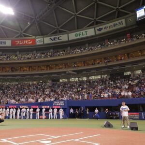 Yudai Ohno Instagram - 勝夏フェスティバル2023中日ドラゴンズvs横浜DeNA戦
国歌独唱＆始球式

とても貴重なご機会をありがとうございました✨

ピッチングは練習通りには行くはずもなく大緊張でしたが、
あの空間であの場所でとてもスリルのある想い出になりました✨

国歌独唱は人生2度目でしたが、
これだけ緊張することがあるのかと思うくらいのガチガチ度合いでしたが、
こちらも楽しく幸せな経験になりました✨
応援に来ていただいた6面のみんなに助けられまくりました😭

いつもありがとうございます😊

いつか僕たちDa-iCEとしても絶対にここに立ちたいと強く思いました。

そしてまたご機会、
いただけるよう、これからも精進して参ります😊‼️

素敵なピッチングをされた井戸田さんともお写真撮っていただきました✨

（写真提供:中日ドラゴンズ）

#勝夏フェスティバル2023 #大野雄大 #国歌独唱 #中日ドラゴンズ #da_ice #バンテリンドームナゴヤ #感謝感謝感謝 #井戸田さん