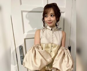 Yui Ito Instagram - ⁡
デズちゃん。👩🏼
⁡
昨日は衣装付け通しでした。
まだまだ。
オセロー様へ全力の愛を注ぎます。🤍
⁡
ついに来週1/18(木)開幕です🤍🖤

#舞台 #シェイクスピア #オセロ #デズデモーナ #stage #shakespeare #othello #desdemona #シアターサンモール #伊藤優衣 
⁡
