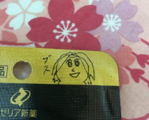 Yui Ito Instagram - ⁡
かのんによるサクラちゃん。

最新ver.もお願いして
書いてもらいました🌸やったあ〜〜。
⁡
ちゃんと白豪の印まで。
⁡
せっかくなので歴代のサクラちゃんも
貼っておきます。
⁡